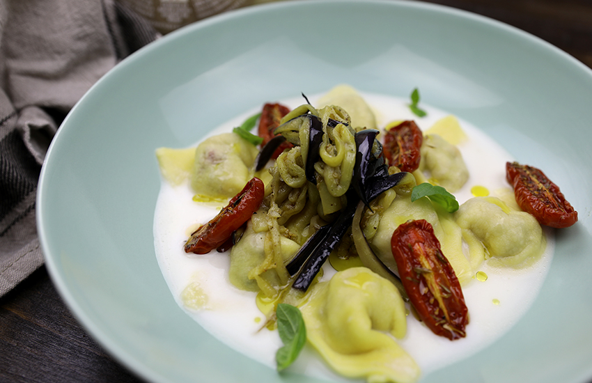 Cappellettoni alla salsiccia, Casciotta di Urbino, pomodorini e melanzane