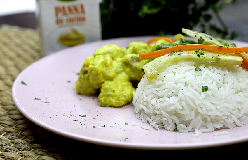 Pollo speziato con riso basmati, verdure e panna