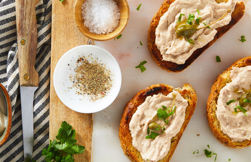 Crostoni con mousse di tonno e panna, capperi e prezzemolo